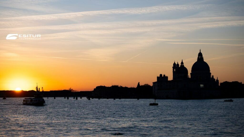 Basilica di Santa Maria della Salute sulla laguna al tramonto, Venezia Capodanno in un viaggio d’inverno
