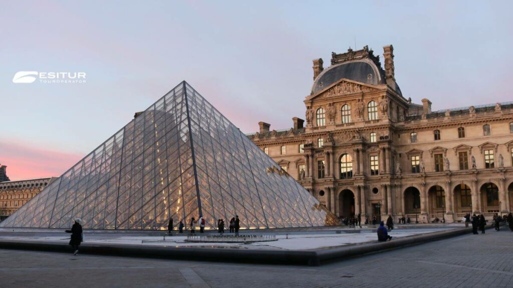 Piramide del Louvre viaggio organizzato Capodanno a Parigi