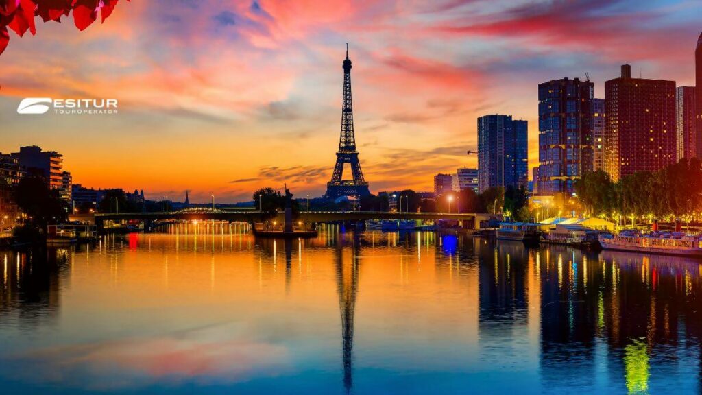 Tour Eiffel al tramonto sulla Senna con luci riflesse, Viaggio organizzato Capodanno a Parigi