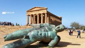 Foto di viaggio organizzato in Sicilia con tempio antico, borgo storico e panorama sul mare mediterraneo.