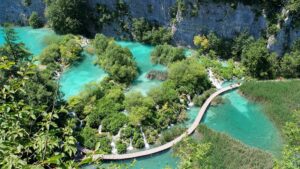 Laghi turchesi, cascate e passerelle nel verde ai Laghi di Plitvice, tappa di un tour in Croazia