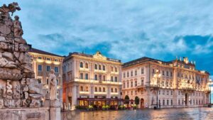 Piazza Unità d’Italia a Trieste con palazzi storici affacciati sul mare