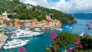 Portofino con yacht nel porto e case colorate sul mare, viaggio organizzato alle Cinque Terre
