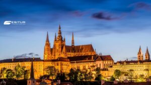 Castello di Praga illuminato al tramonto, Viaggio organizzato Mercatini di Natale a Praga