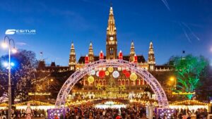 Foto di viaggio organizzato a Vienna con mercatini di Natale, luci invernali e piazza imperiale addobbata per l’Avvento.