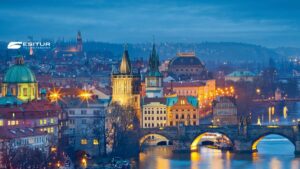 Ponte Carlo e centro storico di Praga illuminati sulla Moldava, Viaggio organizzato Capodanno a Praga