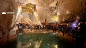 Cisterna sotterranea con acqua e visitatori nelle cavità di tufo, viaggio organizzato Napoli Sotto e Sopra