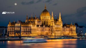 Parlamento di Budapest illuminato sul Danubio di notte, tappa del viaggio Capodanno Budapest e Ungheria