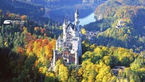 Castello di Neuschwanstein tra boschi autunnali, Capodanno a Monaco e Castelli della Baviera durante il tour.