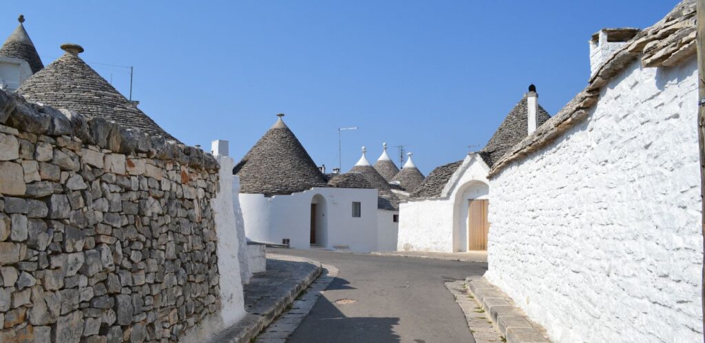 le bianche cittanine trani matera alberobello Trekking tra grotte, trulli e ulivi