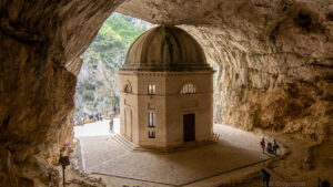 grotte-di-frasassi-tempio-del-valadier-viaggi-nelle-marche