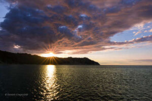 Baia di Portonovo al tramonto nelle Marche