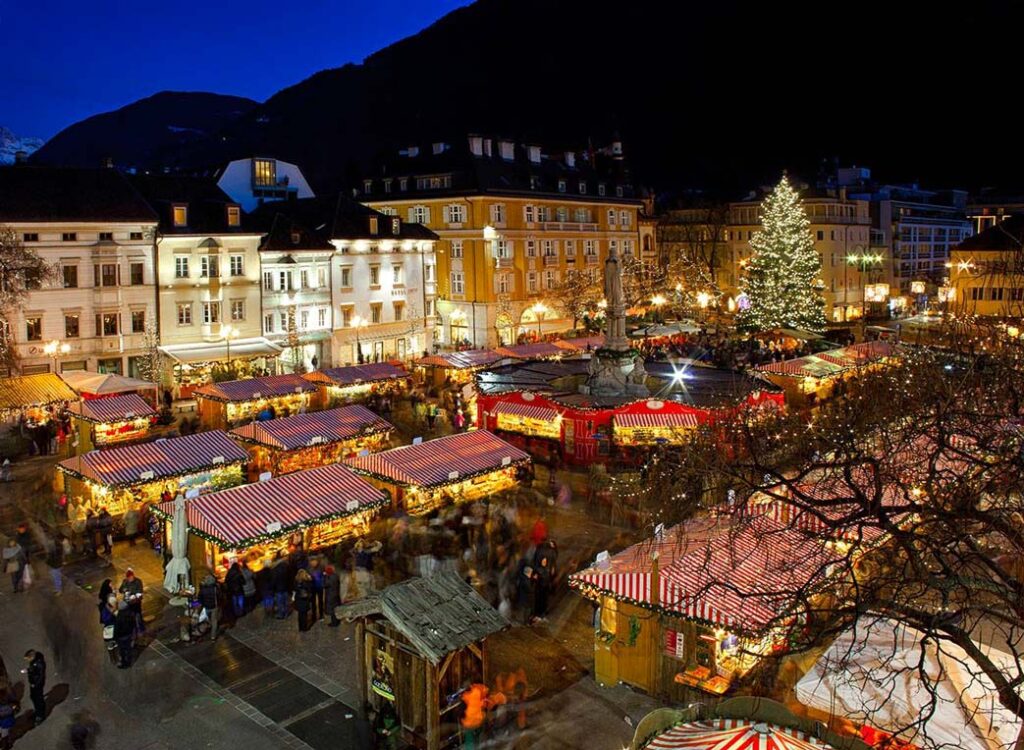 Piazza con i classici mercatini di natale di Bolzano