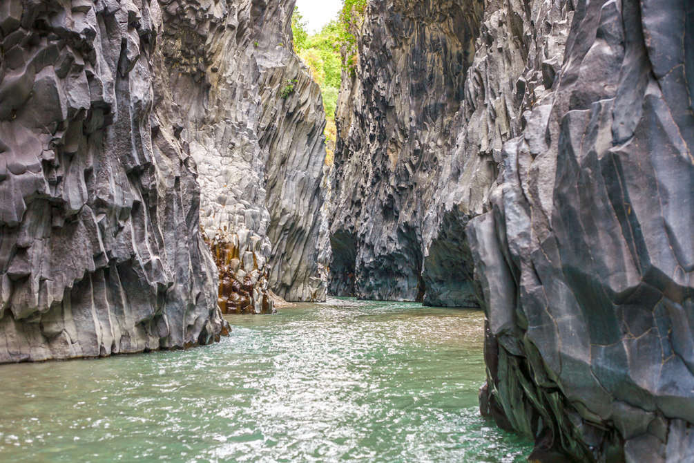 viaggio organizzato dalle marche alle gole di alcantara