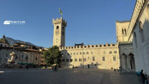 Piazza Duomo a Trento con Torre Civica e palazzi storici, Mercatini di Natale Bolzano Merano e Trento in viaggio