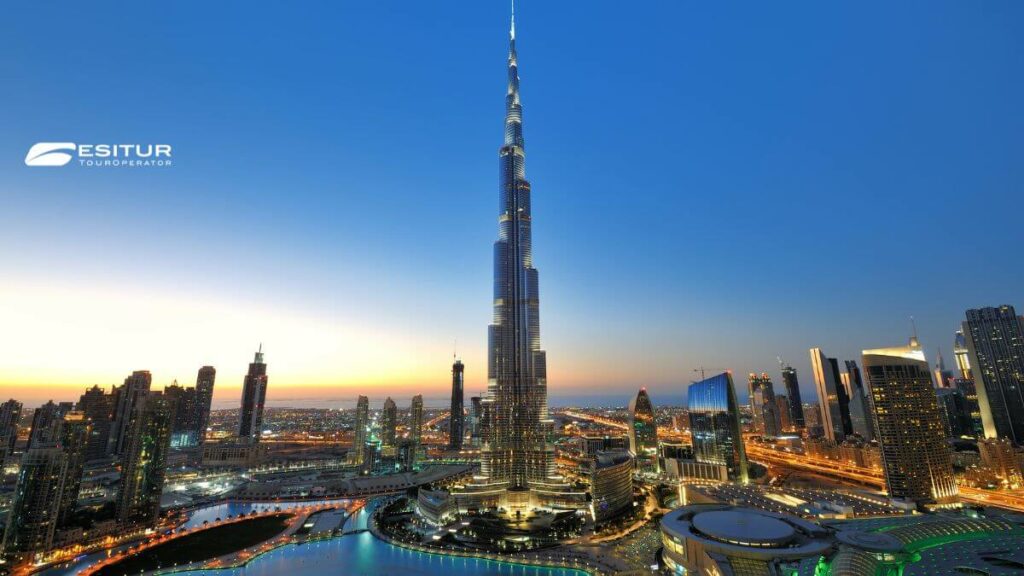 Burj Khalifa illuminato al tramonto nello skyline di Dubai, Dove andare a Pasqua per un viaggio al caldo