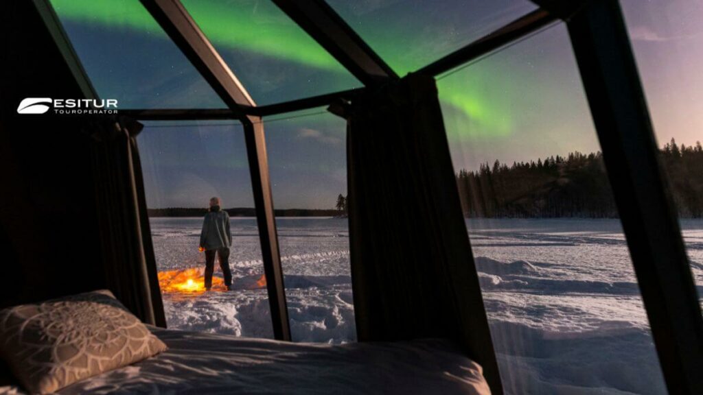 Aurora boreale vista da un igloo panoramico sulla neve, Dove Vedere l'Aurora Boreale in viaggio