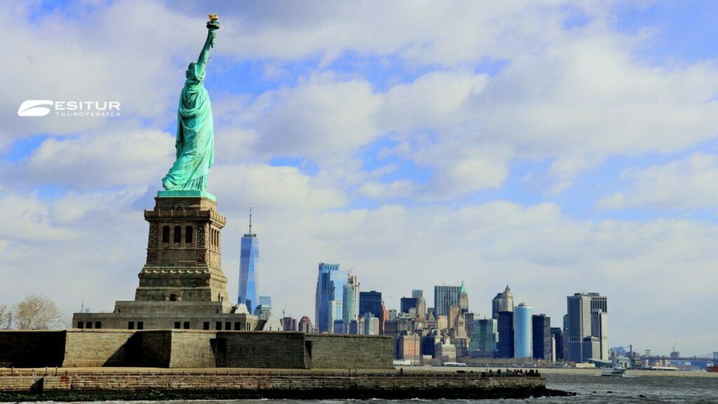 Statua della Libertà con skyline di Manhattan sullo sfondo, Viaggio Organizzato New York tra icone e panorami