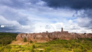 viaggio organizzato a pitigliano trekking e lago di bolsena