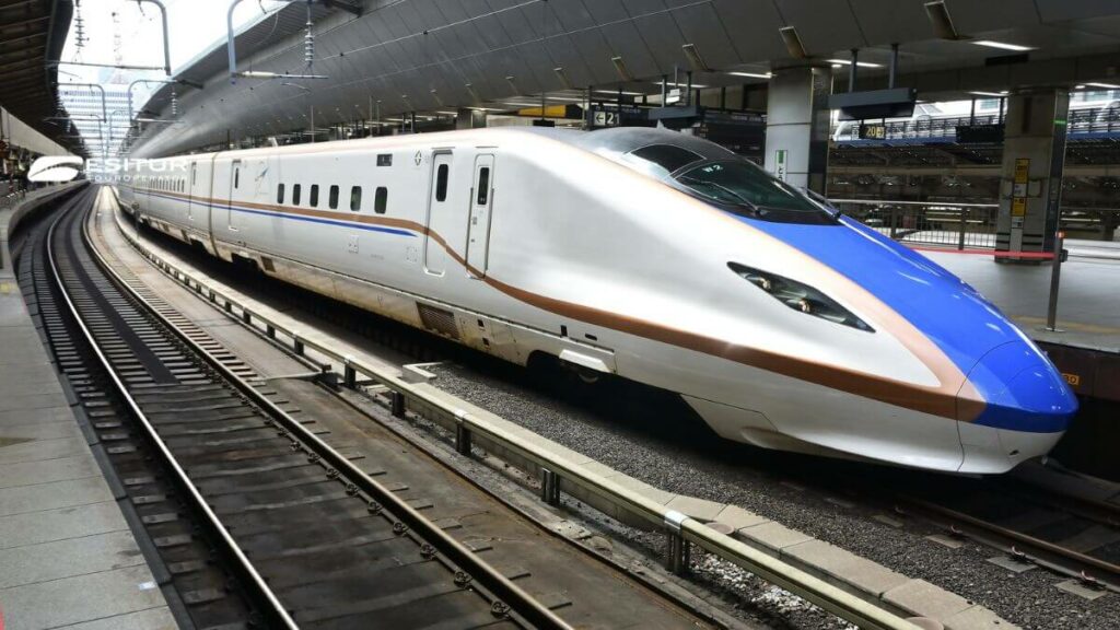 Treno Shinkansen fermo in stazione, Consigli per Viaggio in Giappone per spostarsi in treno
