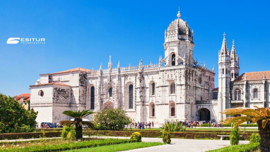 Monastero dos Jerónimos con giardini e facciata manuelina, cosa vedere a Lisbona in una guida di viaggio