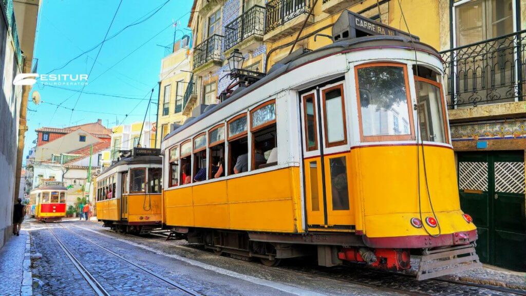 Tram 28 giallo tra le vie storiche della città, cosa vedere a Lisbona in una guida di viaggio