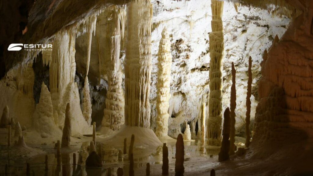 Stalattiti e stalagmiti illuminate nelle Grotte di Frasassi, cosa vedere nelle Marche in un viaggio sotterraneo