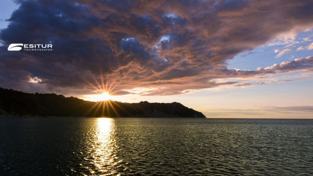 Tramonto sul mare della Riviera del Conero, cosa vedere nelle Marche in un itinerario di viaggio