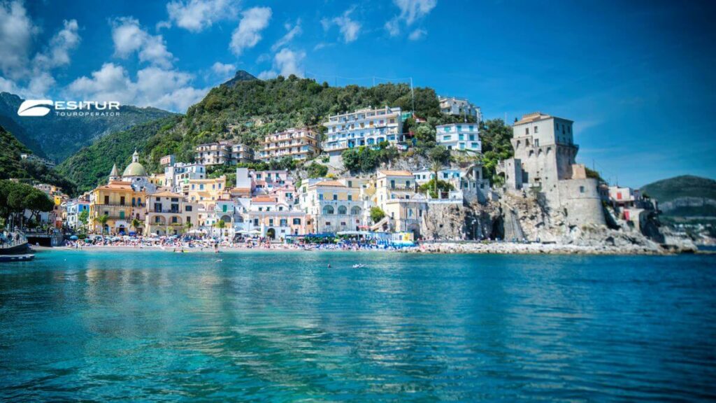 Veduta di Cetara con case sul mare e torre costiera, tra i Paesi più belli della Costiera Amalfitana per un viaggio nel Sud Italia