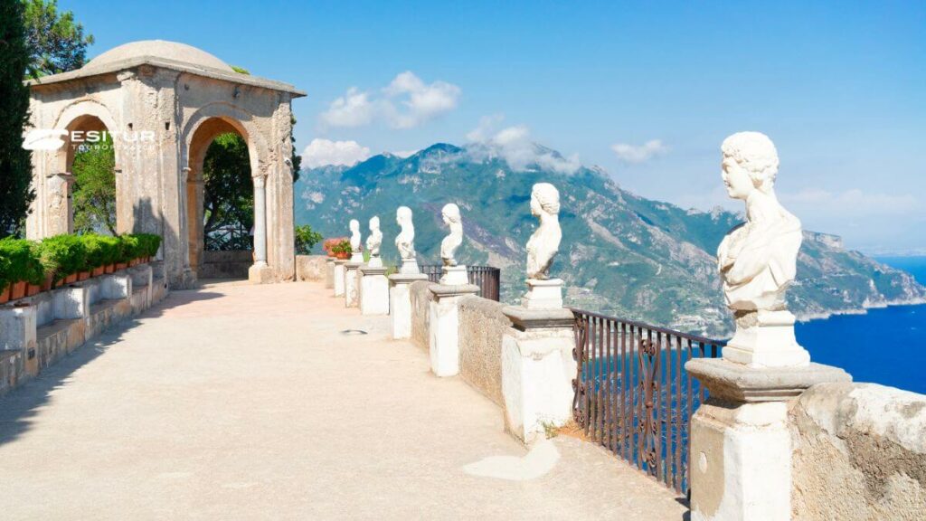 Terrazza panoramica di Ravello con statue e vista sul mare, tra i Paesi più belli della Costiera Amalfitana per un viaggio indimenticabile