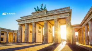 Porta di Brandeburgo illuminata dal sole a Berlino, Viaggio organizzato Capodanno in Germania.
