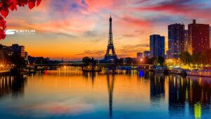 Tour Eiffel al tramonto sulla Senna con luci riflesse, Viaggio organizzato Mercatini di Natale a Parigi