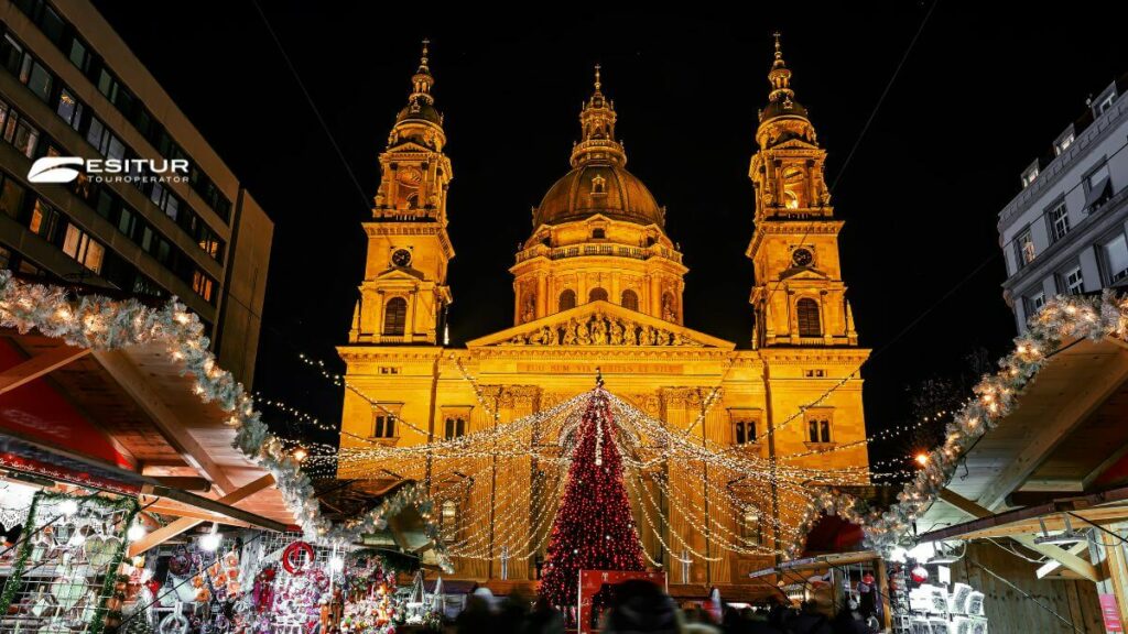 Basilica di Santo Stefano illuminata con mercatino e albero di Natale, Budapest in inverno durante un viaggio