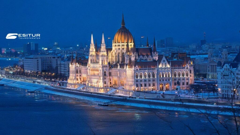 Parlamento di Budapest illuminato sul Danubio innevato, Budapest in Inverno cosa fare durante un viaggio