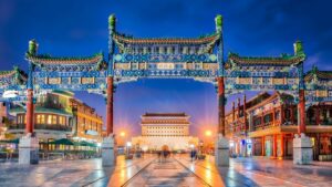 Arco monumentale di Qianmen Street illuminato di sera a Pechino, durante il tour Highlights Cina