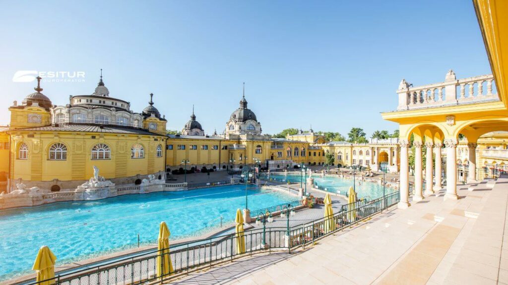 Piscine termali e palazzi storici delle Terme Széchenyi, viaggio organizzato Budapest e Ungheria
