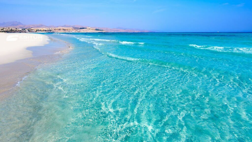 Spiaggia di sabbia chiara con mare turchese alle Canarie, Quando andare alle Canarie per una vacanza al mare