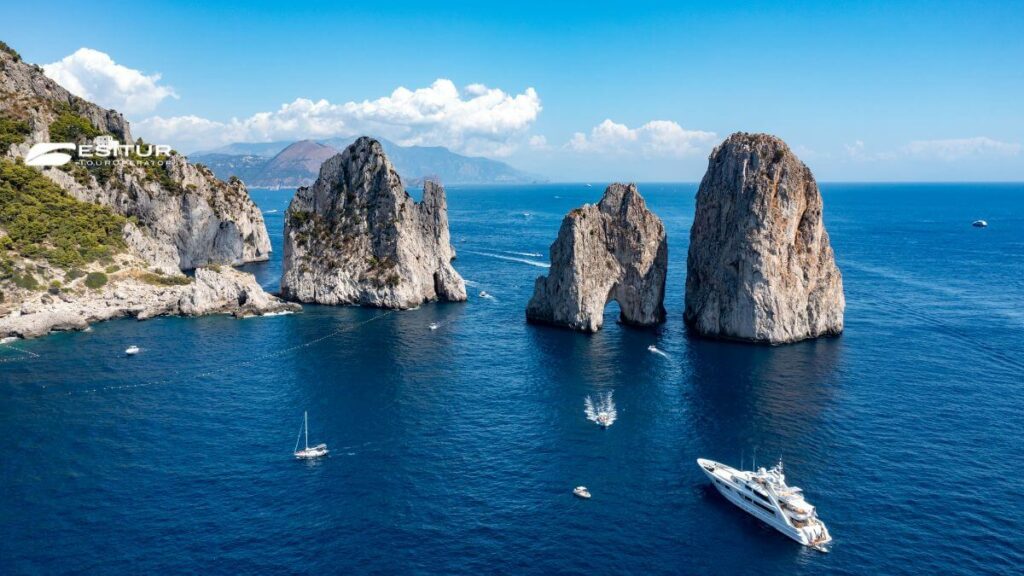 Vista dei Faraglioni di Capri per i viaggi organizzati in estate
