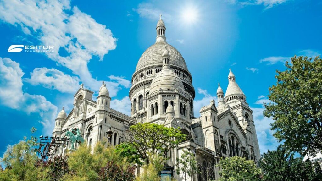Basilica del Sacro Cuore a Montmartre sotto il cielo azzurro, viaggio a Parigi