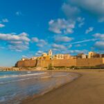 Borgo antico di Termoli affacciato sulla spiaggia, viaggio in Molise tra mare e centro storico