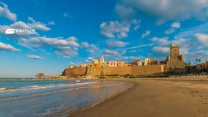 Borgo antico di Termoli affacciato sulla spiaggia, viaggio in Molise tra mare e centro storico