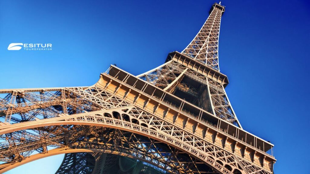 Tour Eiffel vista dal basso contro il cielo blu, viaggio a Parigi e Versailles