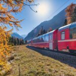 Trenino Rosso del Bernina tra larici dorati e montagne alpine, viaggio panoramico nel foliage autunnale