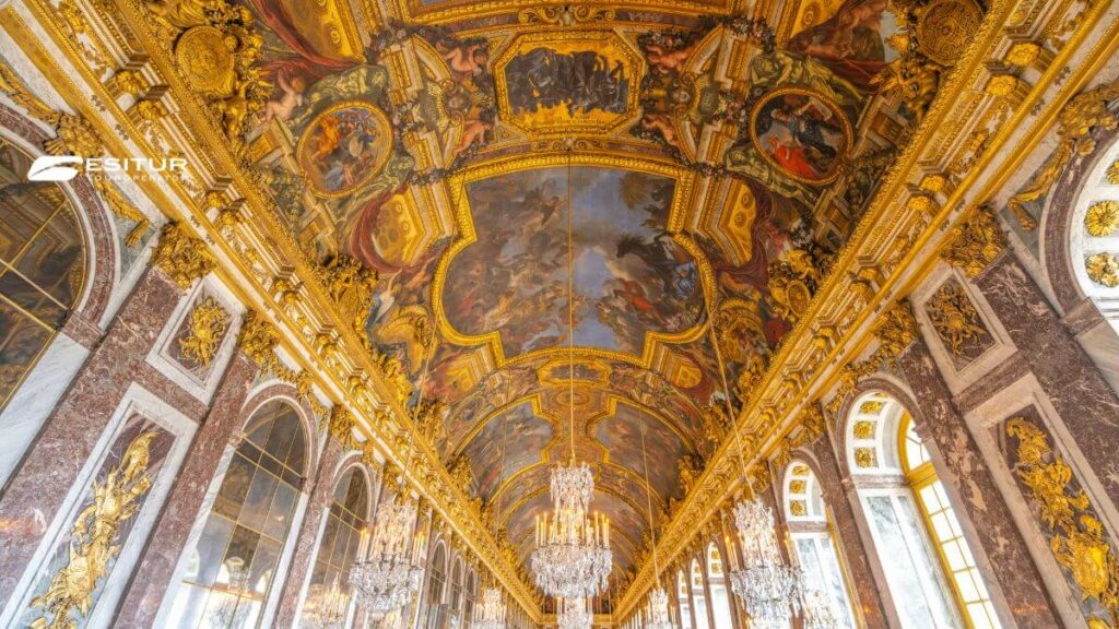 Galleria degli Specchi a Versailles con soffitti dorati e lampadari, viaggio a Parigi e Versailles