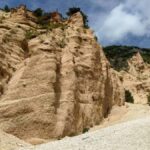 Formazioni rocciose delle Lame Rosse lungo il sentiero, Viaggio organizzato Yoga e Trek sui monti Sibillini
