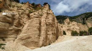 Formazioni rocciose delle Lame Rosse lungo il sentiero, Viaggio organizzato Yoga e Trek sui monti Sibillini