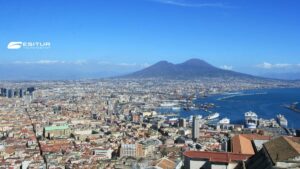 Vista sulla città e sul Golfo con il Vesuvio sullo sfondo, Viaggio organizzato Napoli e Vesuvio