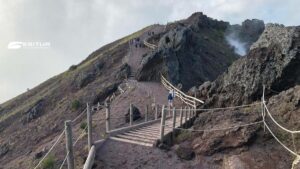 Sentiero sul Vesuvio tra rocce vulcaniche e fumarole, Viaggio organizzato Napoli e biking sul Vesuvio