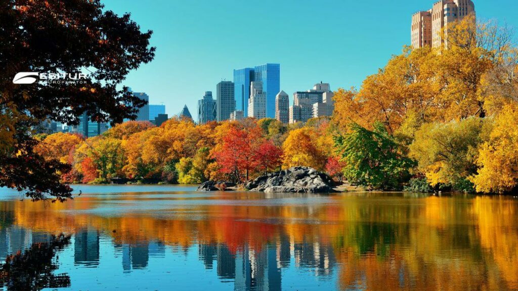 Central Park in autunno con skyline di Manhattan riflesso nel lago, Cosa vedere a New York in viaggio