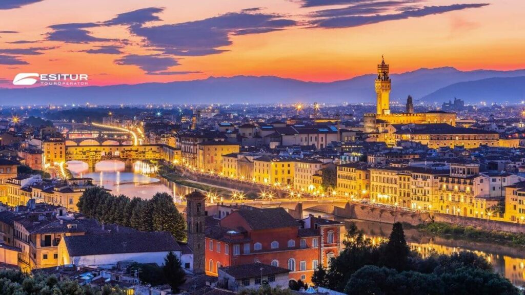 Panorama di Firenze al tramonto con Palazzo Vecchio e Ponte Vecchio, Epifania dove andare per un viaggio in Toscana.